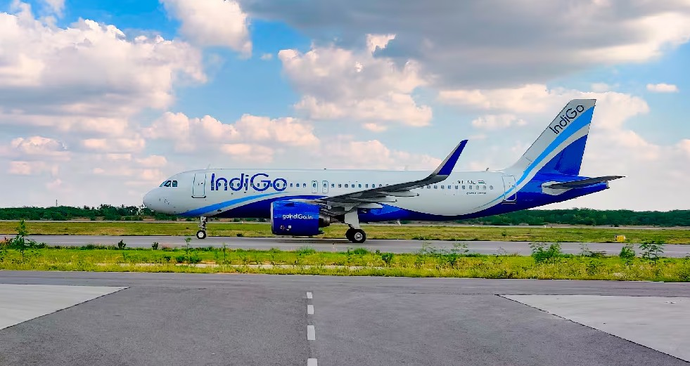 indore raipur flight emergency ladning